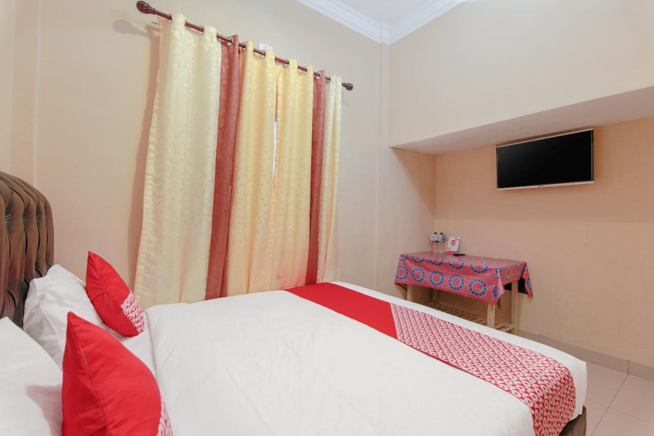 Oyo 799 Hotel Dieng Берастаги Экстерьер фото