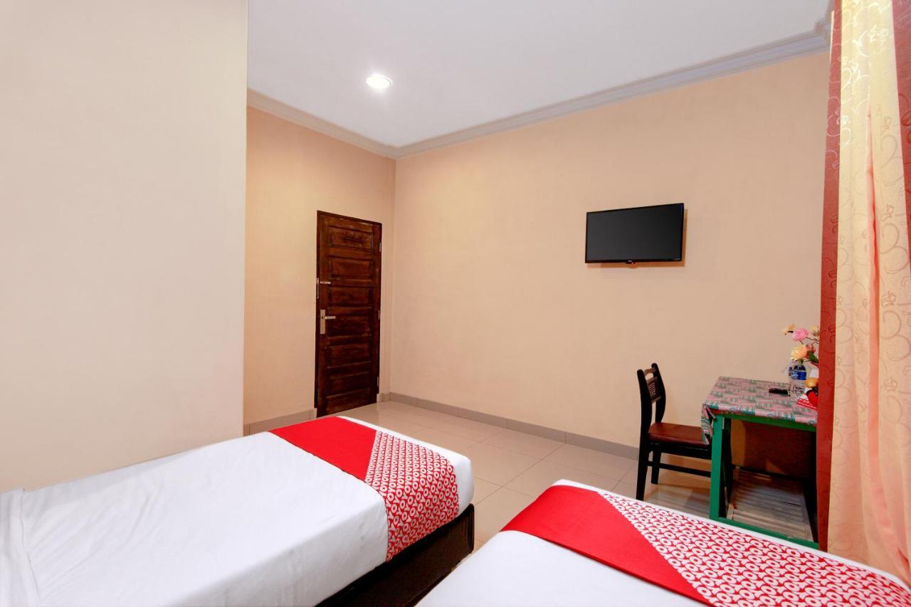 Oyo 799 Hotel Dieng Берастаги Экстерьер фото