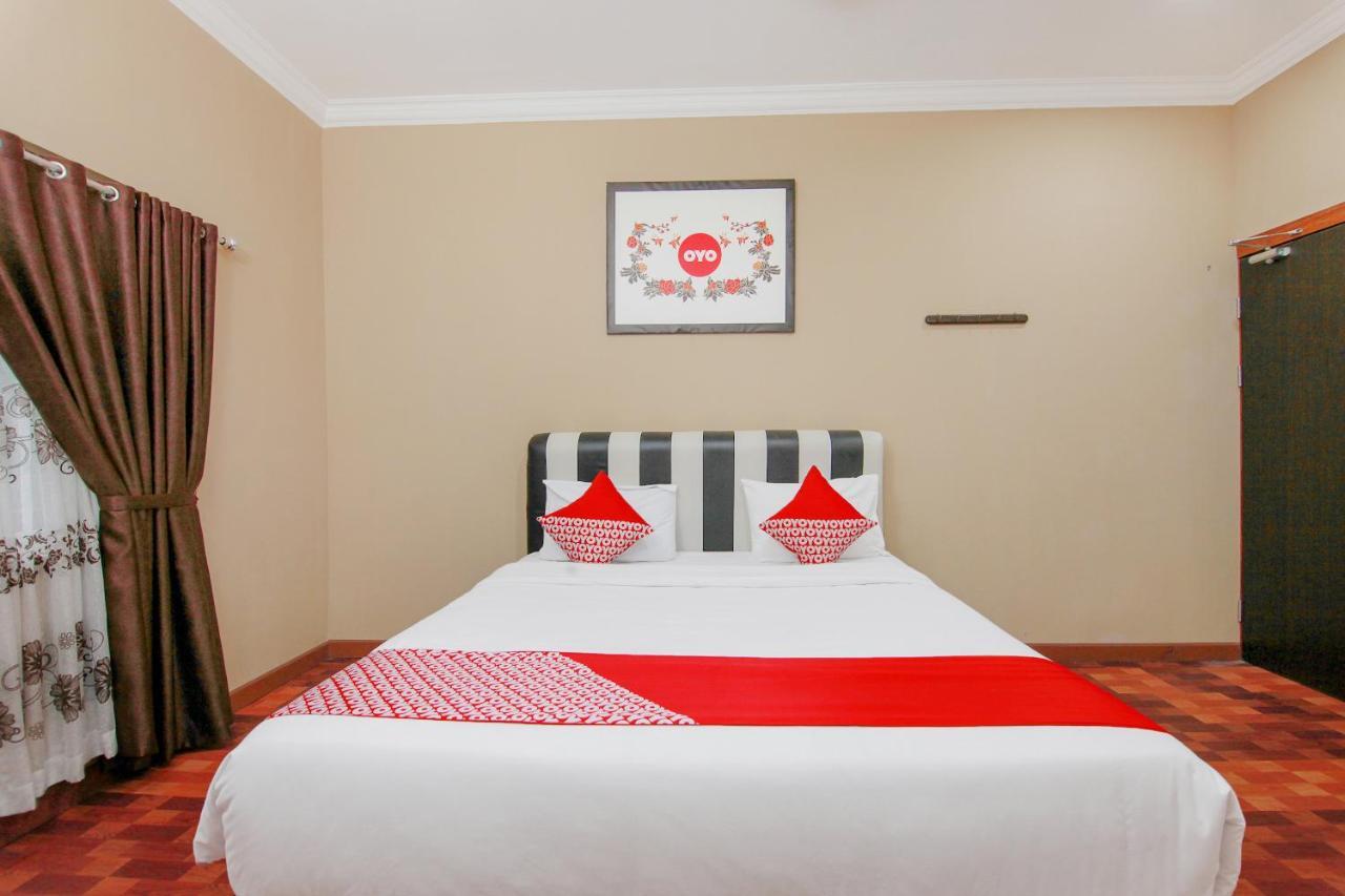 Oyo 799 Hotel Dieng Берастаги Экстерьер фото