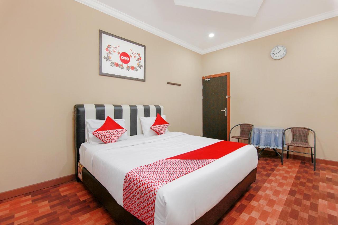 Oyo 799 Hotel Dieng Берастаги Экстерьер фото